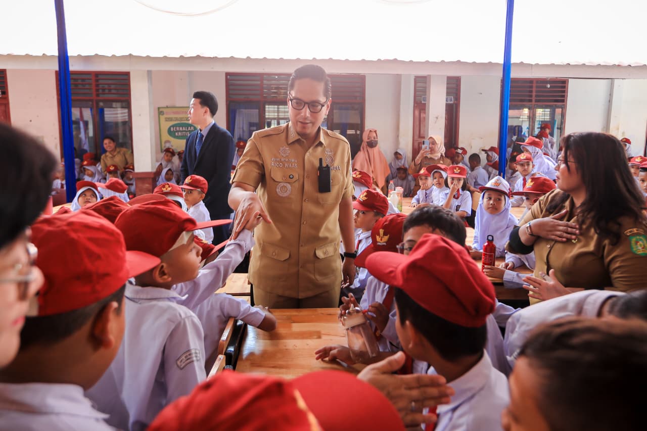 Rico Waas Apresiasi Bantuan WeLoveU Foundation untuk SDN 066654 Medan