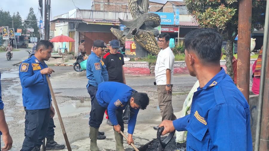 Pemkab Taput Gelar 'Gotroy' Massal di Jalur Menuju Bandara Silangit