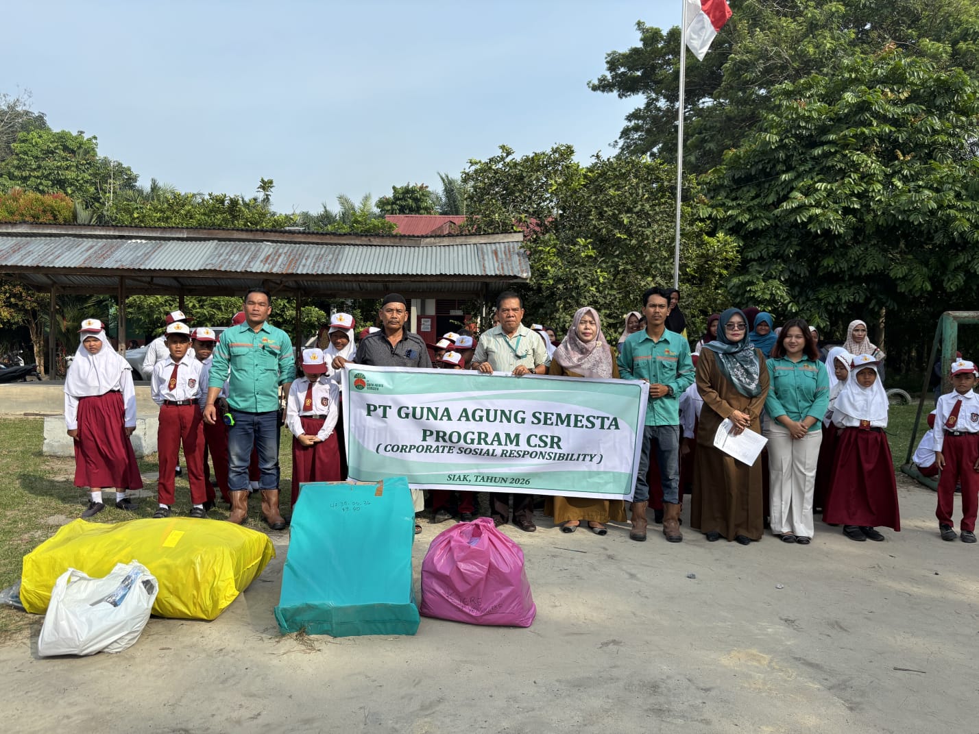 Peduli Pendidikan, PT Guna Agung Semesta Beri Bantuan dan Penghargaan untuk Siswa SD Negeri 20 Kampung Jawa