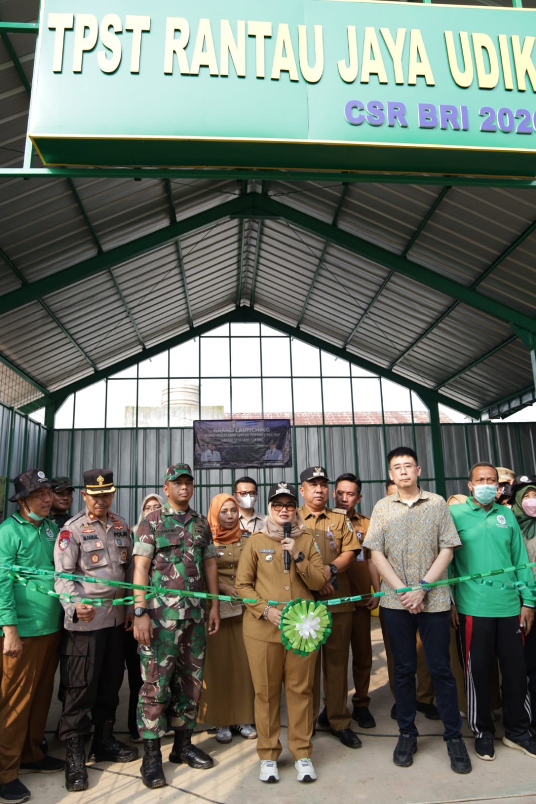 Peringati Hari Lingkungan Hidup, Bupati Ela Resmikan TPST Rantau Jaya Udik dan Tanam Pohon Bersama