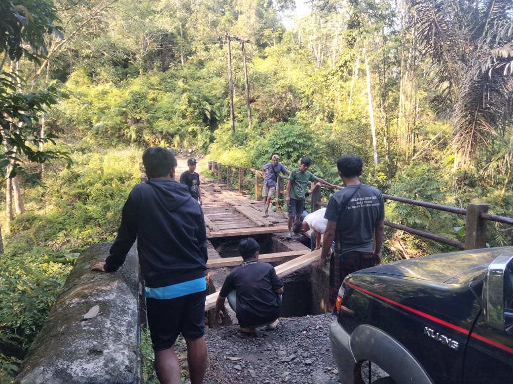 Dua Jembatan Menuju Desa Cawang Rusak, Nyaris Makan Korban Pemkab Seluma Belum Ambil Langkah Nyata!