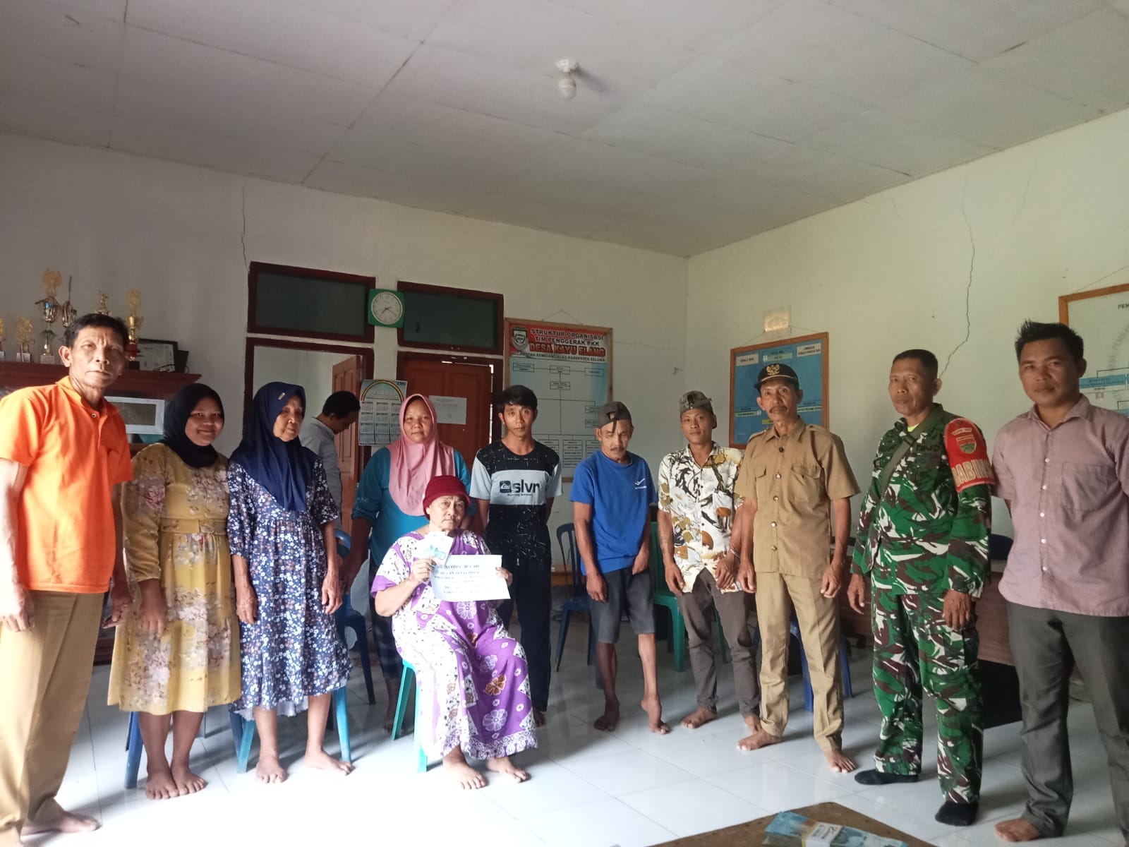 Desa Kayu Elang Laksanakan Pembagian BLT Priode September - Oktober  2026