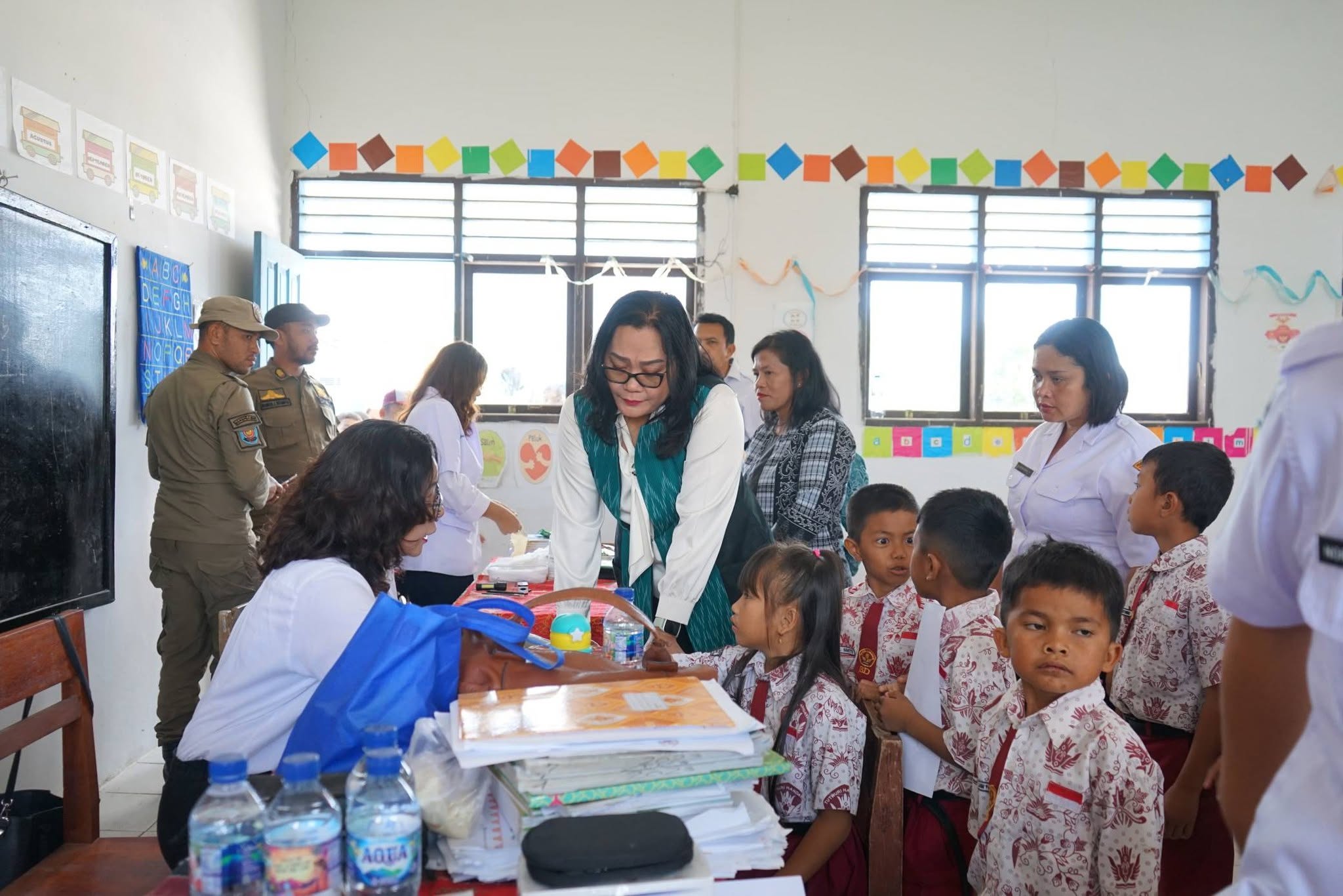Ketua TP PKK Taput Tinjau Cek Kesehatan Gratis Siswa di Adiankoting