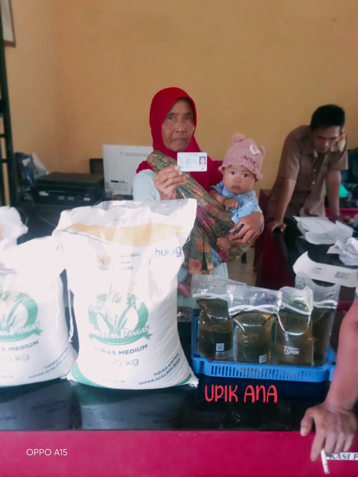 93 Warga Desa Sengkuang Terima Bantuan Pangan Bulog, Dapat 20 Kg Beras dan 4 Liter Minyak