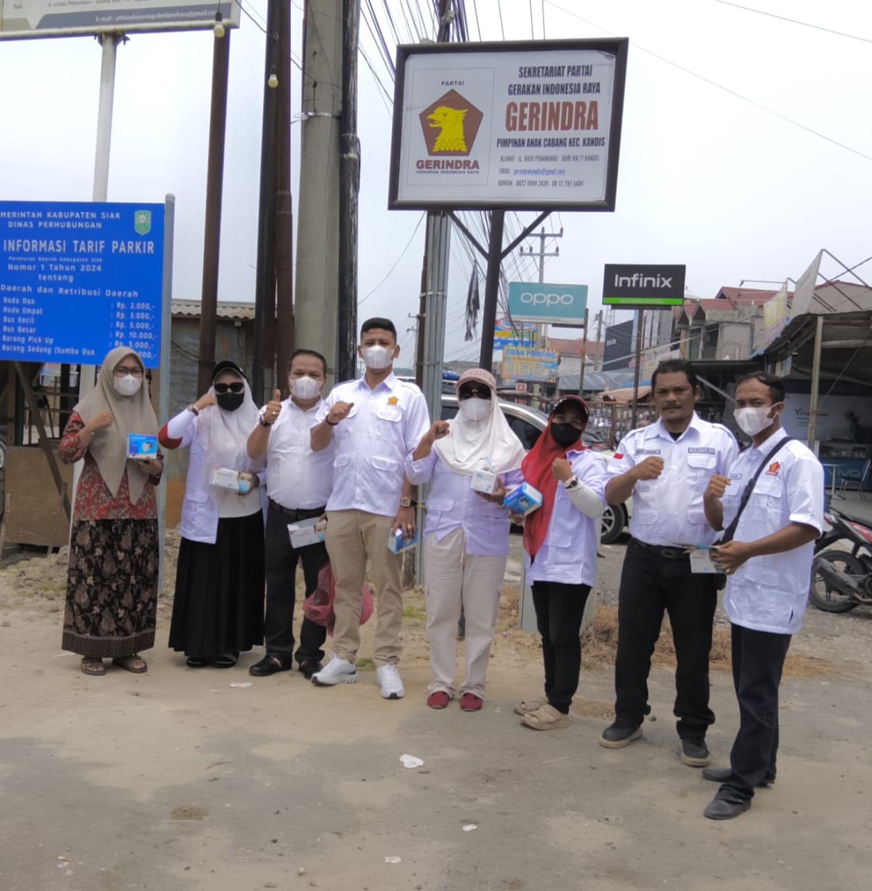 Peduli Kesehatan Masyarakat, Kader Gerindra PAC Kandis Bagikan 1.000 Masker di Tengah Polusi Asap Karhutla