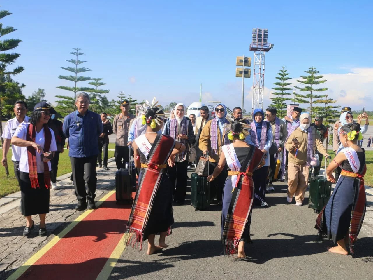 Wabup Taput Sambut Kunjungan Kerja Komisi X DPR RI di Bandara Silangit