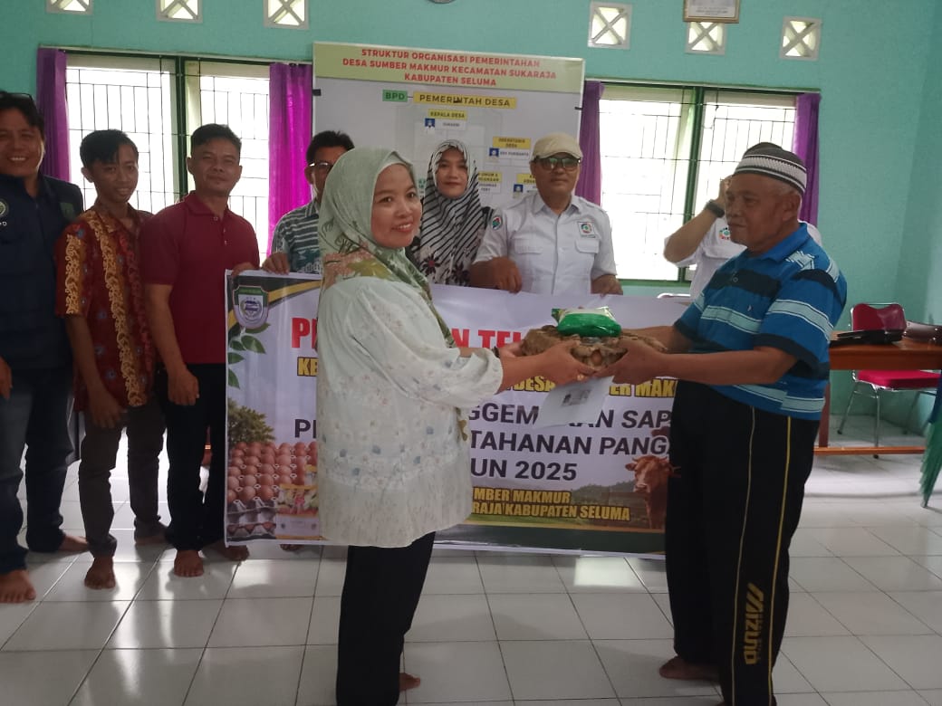 Desa Sumber Makmur Bagikan Satu Karpet Telur dan 1 Kg Gula untuk Setiap KK